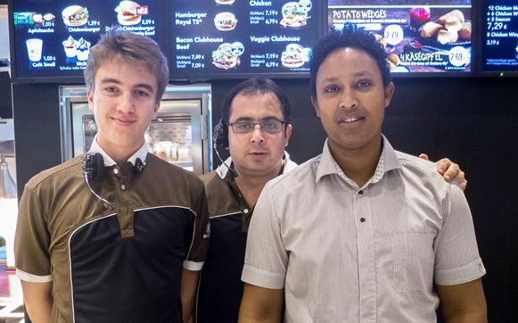 Marwan und seine internationalen Kollegen im McDonald's Restaurant