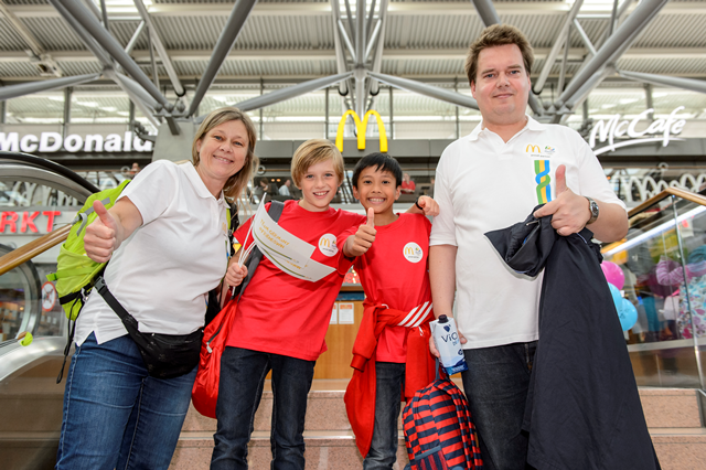 McDonald's Gewinnerkids mit Ihren Eltern am Hamburger Flughafen