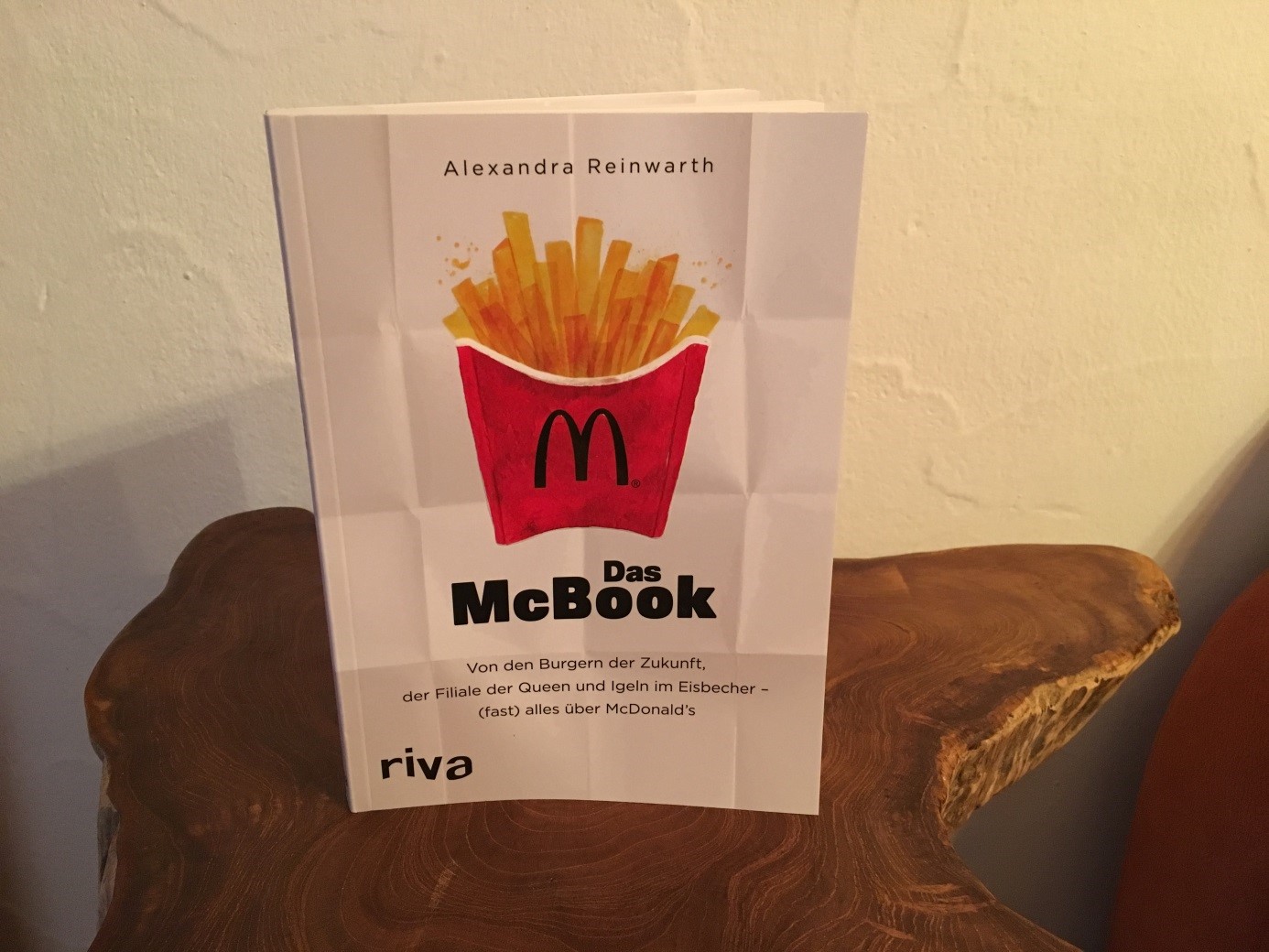 Erlös aus „McBook“-Verkauf an McDonald’s Kinderhilfe Stiftung übergeben