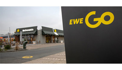 Elektroautos willkommen: McDonald’s und EWE Go bauen Ladesäulennetz auf über 1.000 Standorte aus
