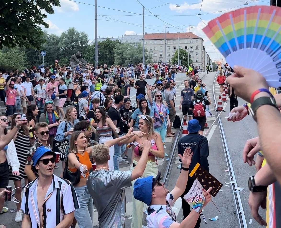 Von goldenen Bögen zu bunten Flaggen – Gemeinsam feiern wir den CSD in München