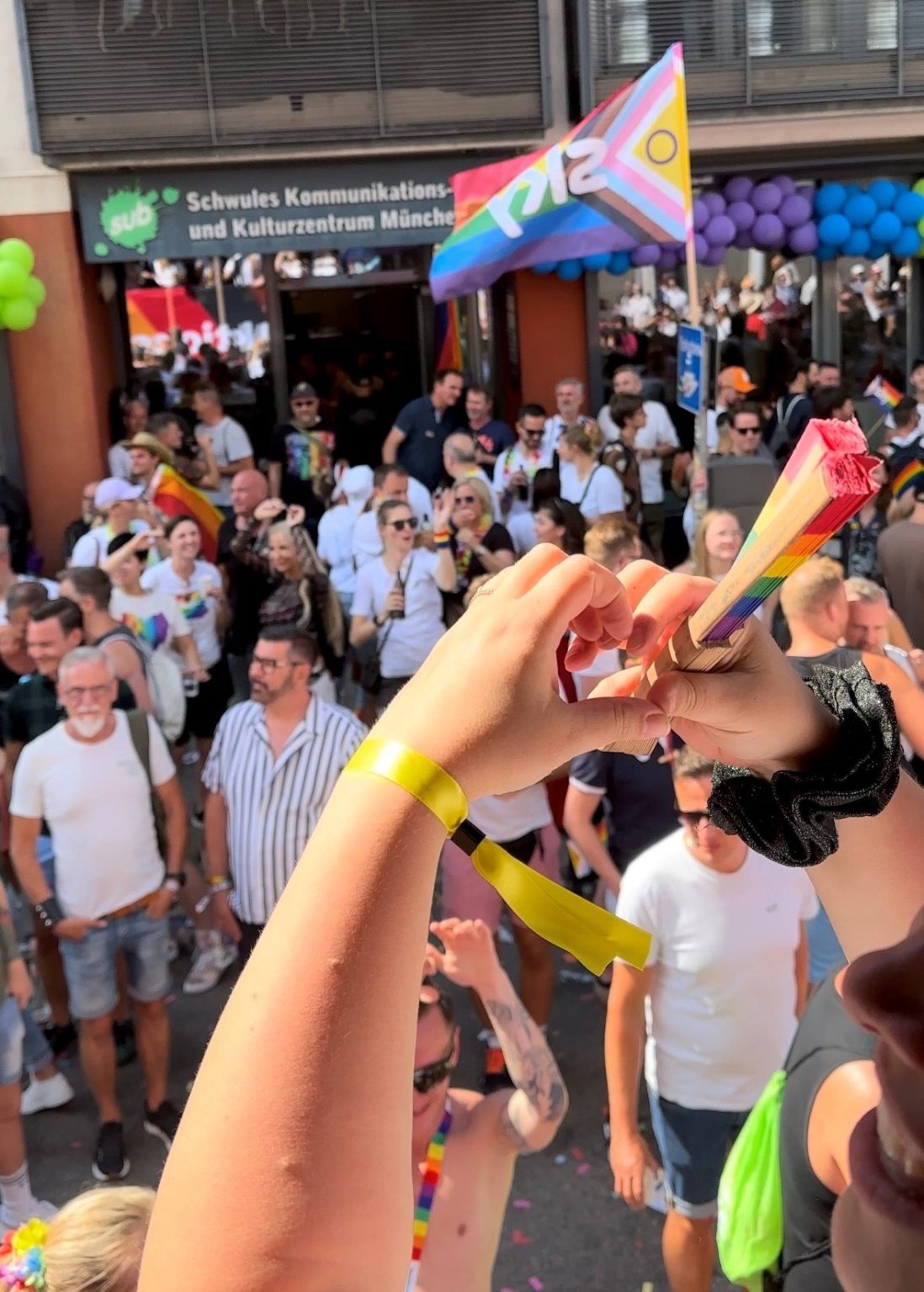 Von goldenen Bögen zu bunten Flaggen - Gemeinsam feiern wir den CSD in ...