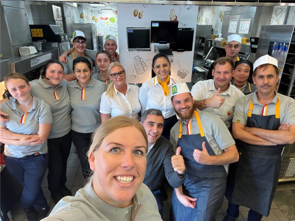 Unsere Autorin zusammen mit dem Restaurantteam am Gründertag.