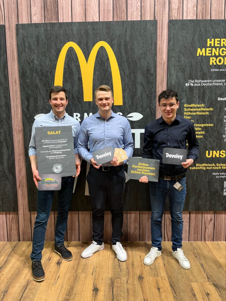 Gruppenbild von Teilnehmern des McDonald's Young Farmers Programms auf der IGW 2024.