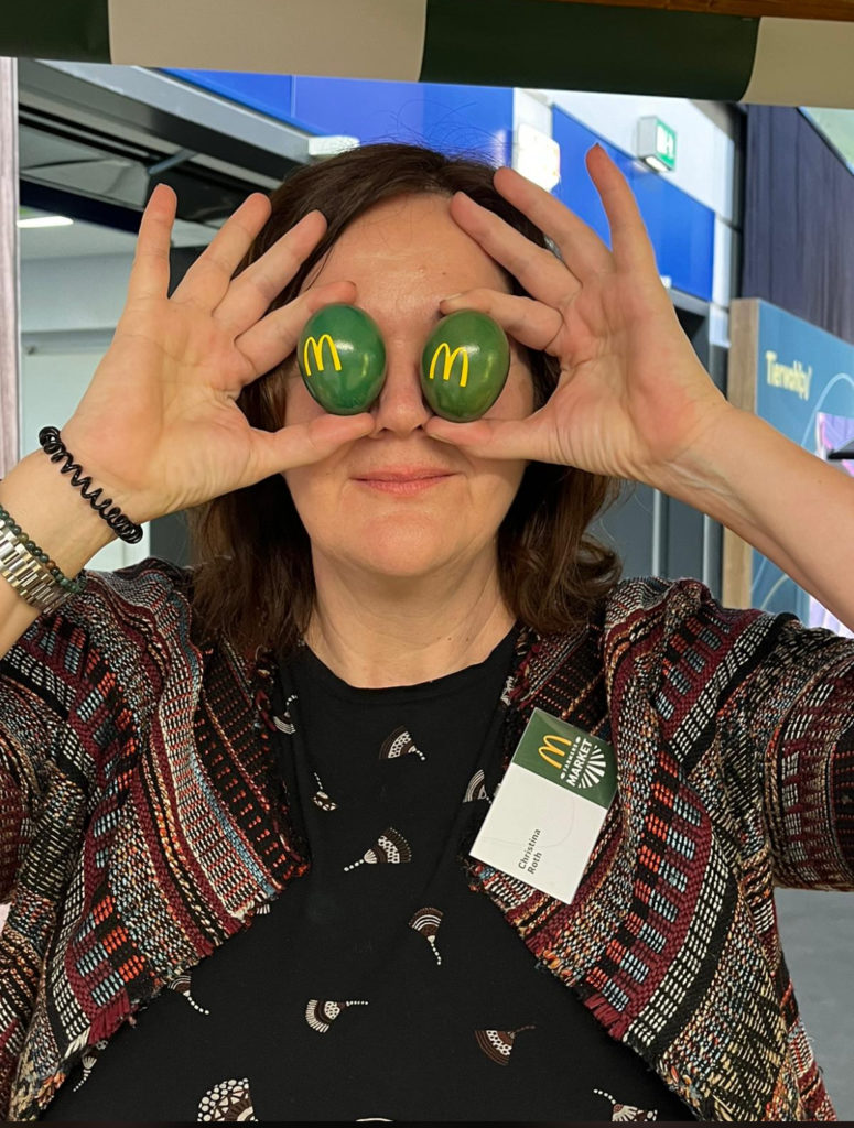 Frau, die sich Eier mit McDonald's Logo vor die Augen hält, auf der IGW 2024.