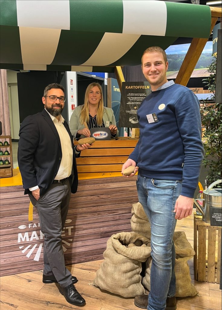 Besucher auf dem IGW Stand von McDonalds in Berlin.