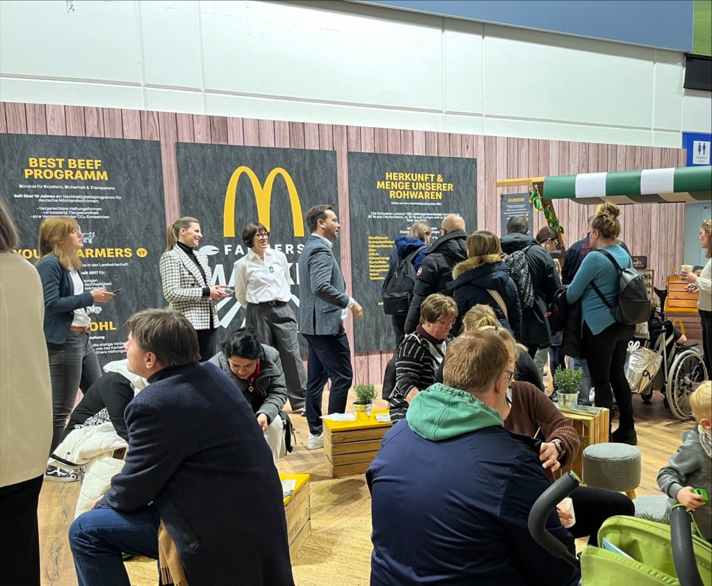 Besucher auf dem McDonald's-Stand auf der IGW 2024.