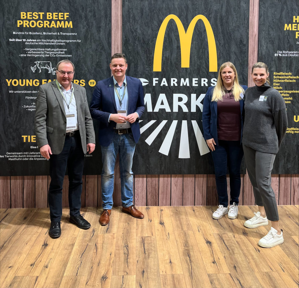 Mitarbeiter und Lieferanten auf dem McDonald's Stand auf der IGW 2024.