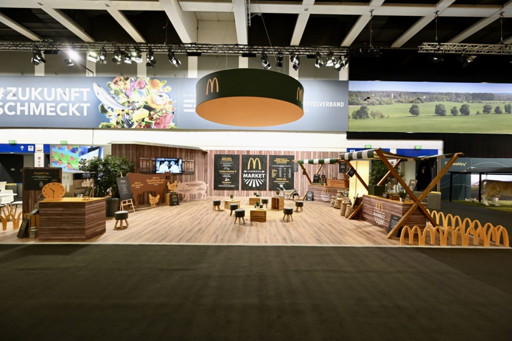 McDonald's Stand auf der IGW 2024 nach Ende der Messe.