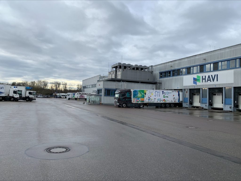 Übersichtsfoto der McDonald's Foodtown Logistikzentrale in Günzburg.