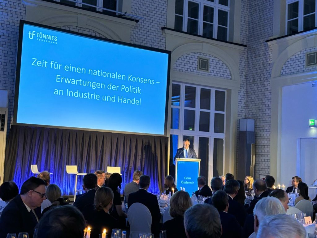 Bundesumweltminister Cem Özdemir spricht auf dem Tönnies-Symposium.