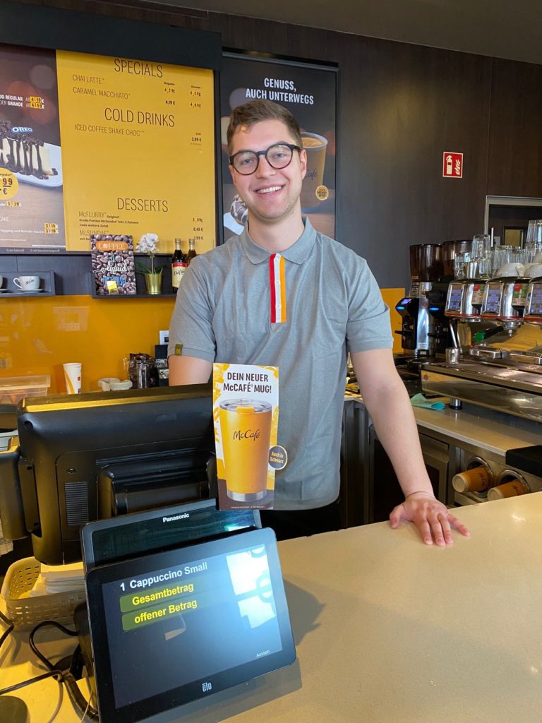 Jeder neue Mitarbeiter bei McDonald's absolviert eine Woche Training im Restaurant - hier im Bild Jannes Kühn.