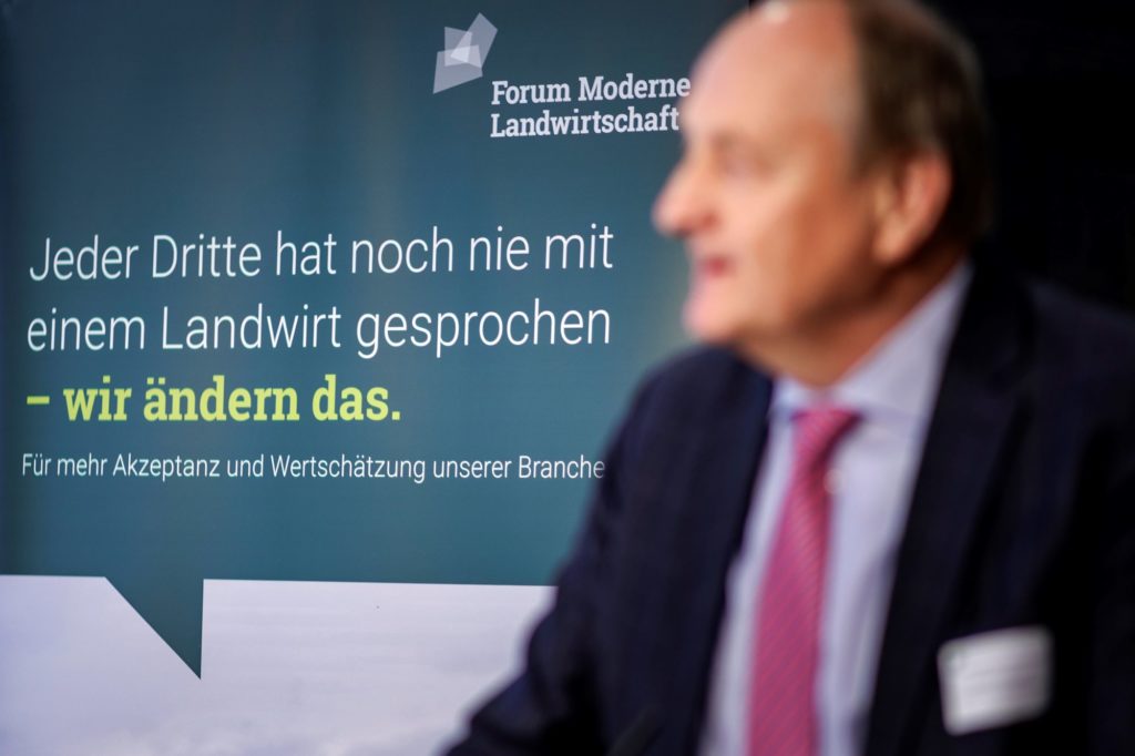 Joachim Rukwied, Bauernpräsident und Präsident Forum Moderne Landwirtschaft, bei einem Vortrag.