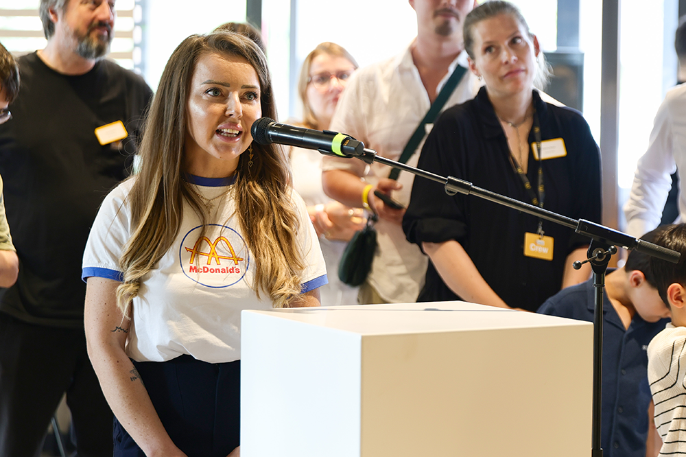 Hyulia Minkova erzählt beim Burger Dialog in Köln-Kalk am Mikrofon von ihrem Weg zur Restaurantleiterin.