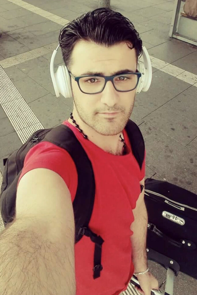 Odah Aladioui in seiner Anfangszeit in Deutschland: Selfie mit Kopfhörern, Rucksack und Koffer an einer Bushaltestelle, Jahre vor seiner Karriere bei McDonald's